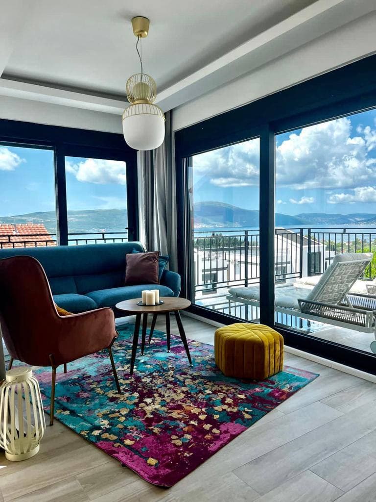 Wohnung in Tivat mit 2 Schlafzimmern und Meerblick
