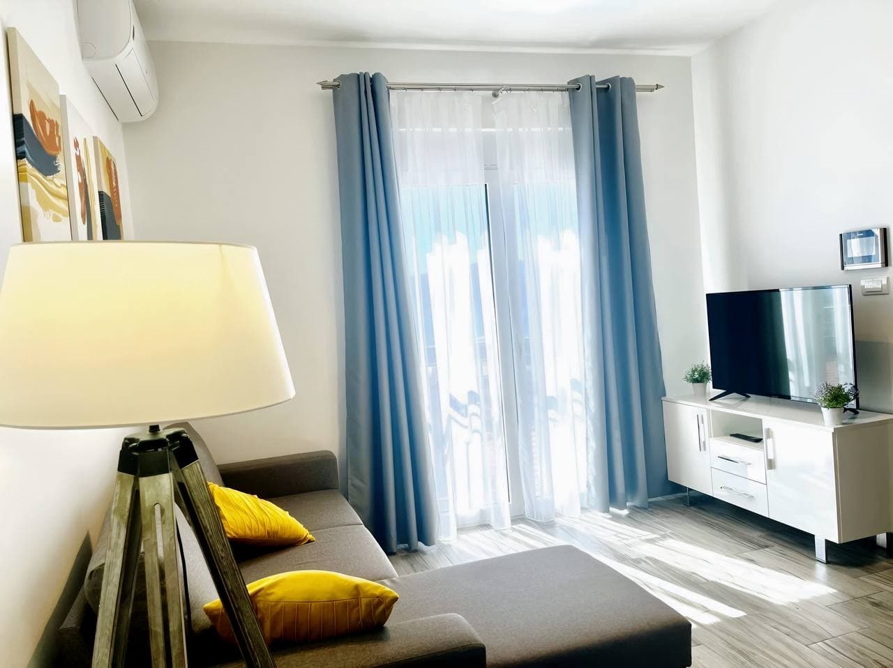 STILVOLLE 1-ZIMMER-WOHNUNG MIT MEERBLICK ZU VERKAUFEN!